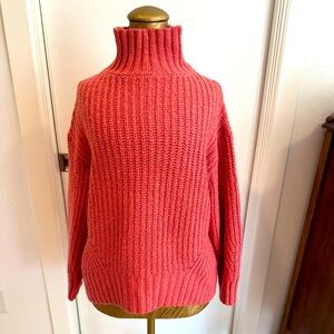 Fits likely a medium. Soft, mock turtleneck. Super cozy.